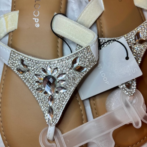 NWT West Loop White Embellished Sandals Slip On Vacation Beach - Picture 3 of 4